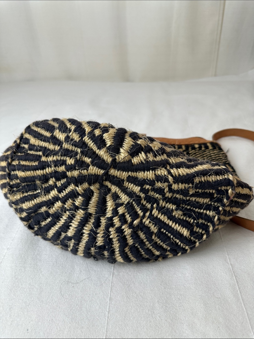 Handwoven Kenyan kiondo Black & Natural Crossbody Bag - Picture 3 of 4